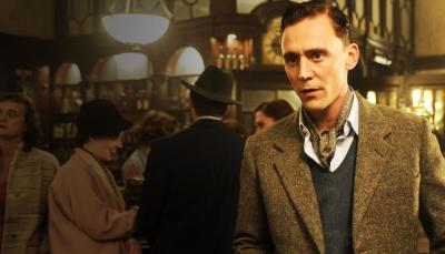 Tom Hiddleston as Freddie Page in a pub in 'The Deep Blue Sea'