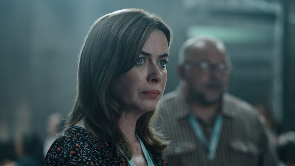 Eve Myles in a government emergency center dealing with a crisis in 'Hijack' Episode 3