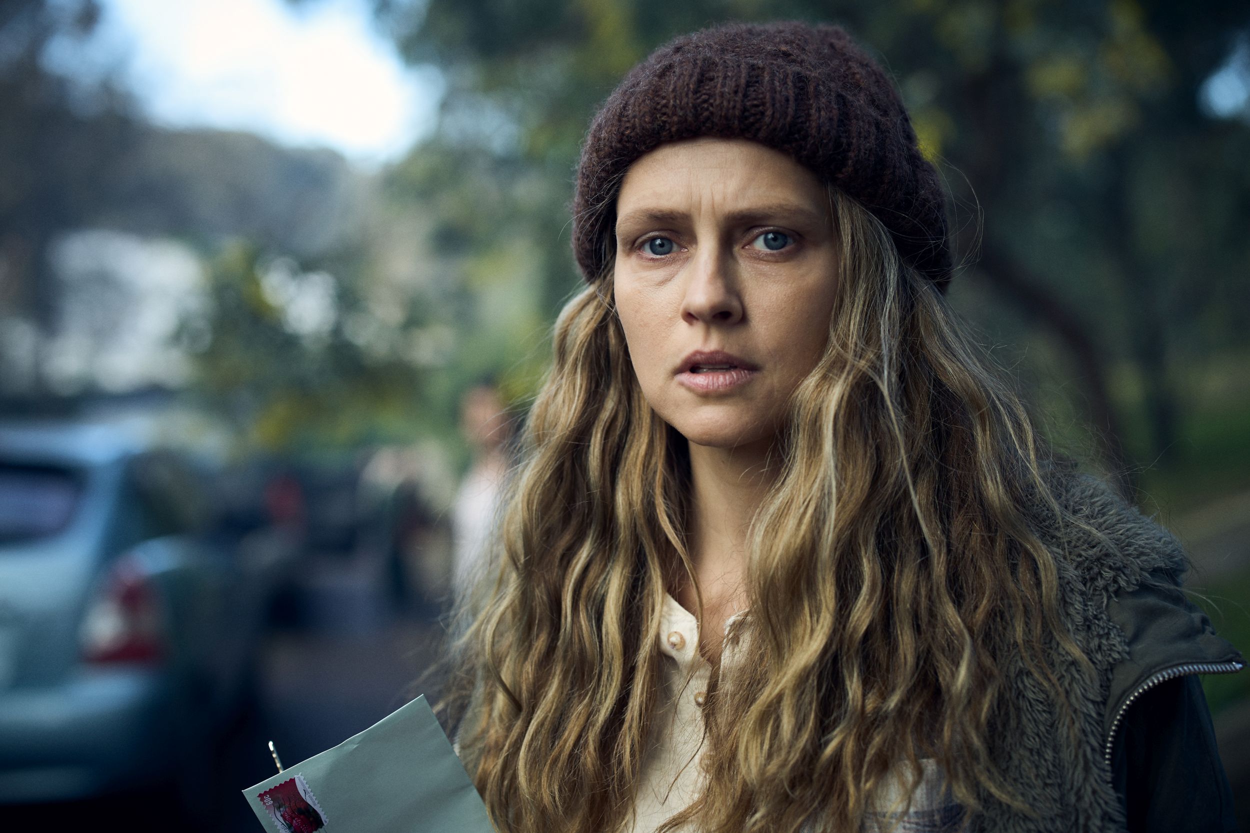 Teresa Palmer as Freya searching for her kid in The Clearing
