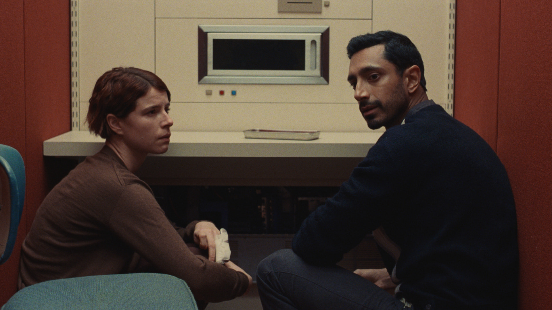 Jessie Buckley and Riz Ahmed in a futuristic home in 'Fingernails'