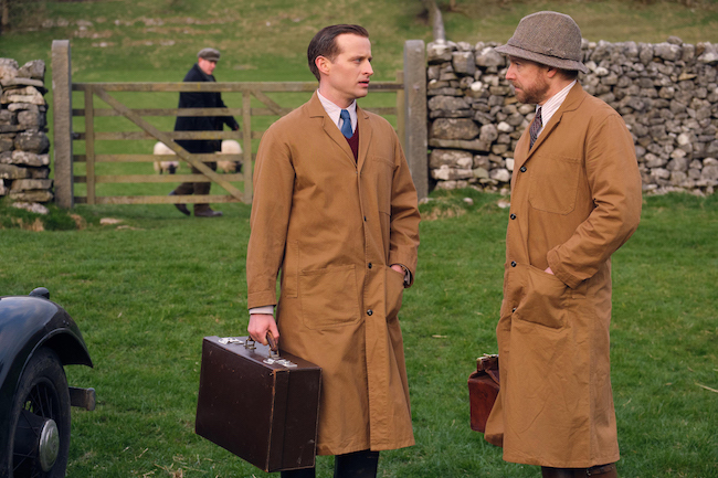 James Herriot (Nicholas Ralph) and Siegfried Farnon (Samuel West). Credit: Courtesy of Playground Television (UK) Ltd.