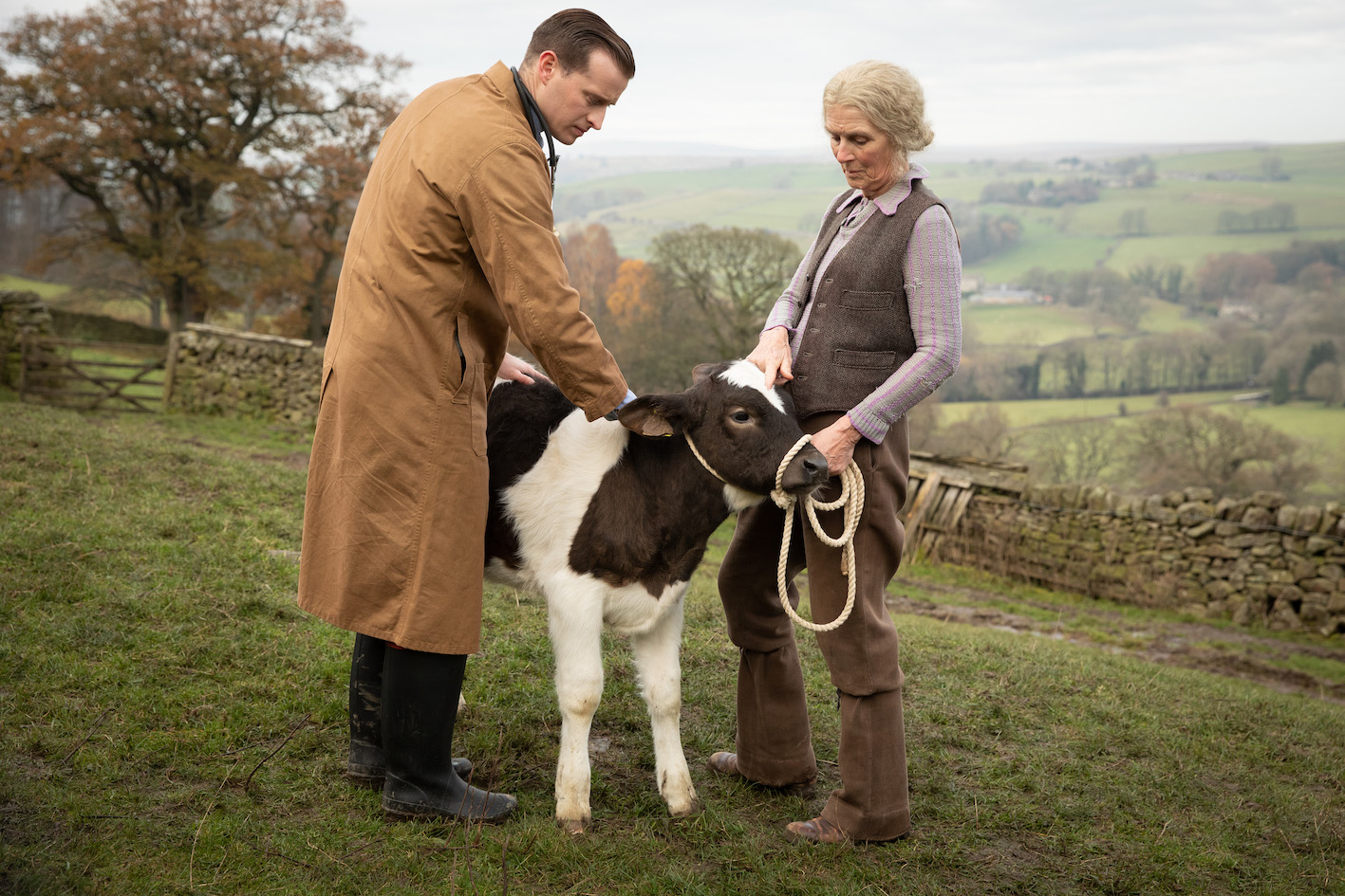 James Herriot (Nicholas Ralph) and Lillian Calvert (Susan Jameson). Credit: Courtesy of © Playground Television UK Ltd & all3media international