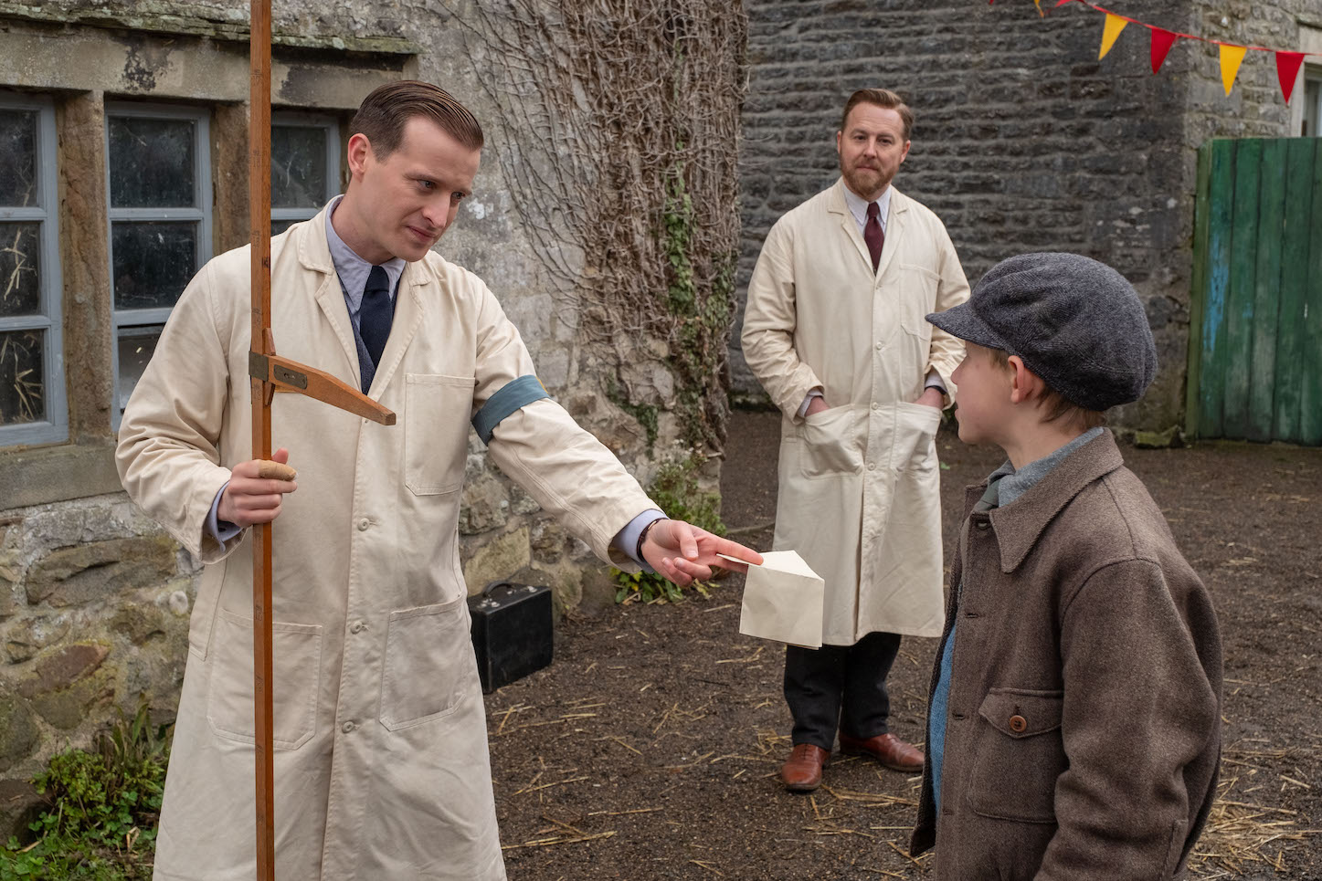 James Herriot (Nicholas Ralph) and Siegfried Farnon (Samuel West). Credit: Courtesy of © Playground Television UK Ltd & all3media international 