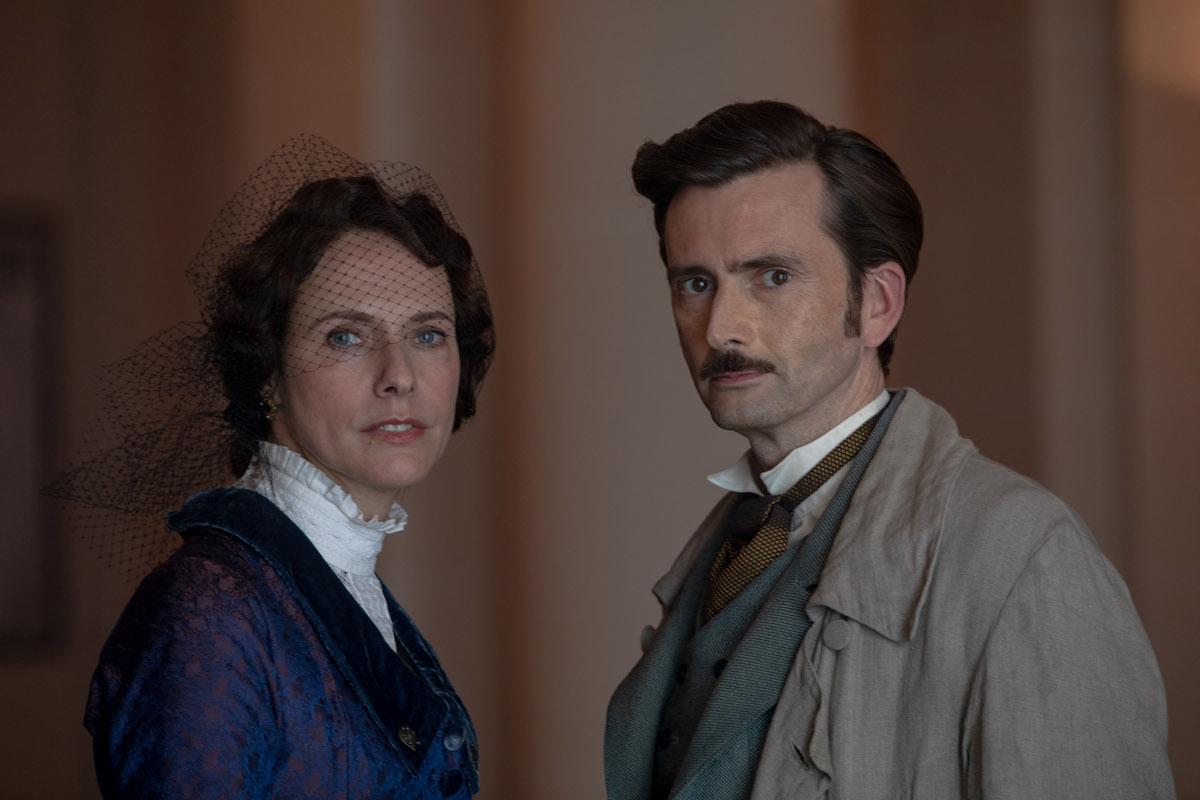 David Tennant and Dolly Wells in "Around the World in 80 Days (Photo: Credit: Courtesy of Joe Alblas - © Slim 80 Days / Federation Entertainment / Peu Communications / ZDF / Be-Films / RTBF (télévision belge) – 2021)
