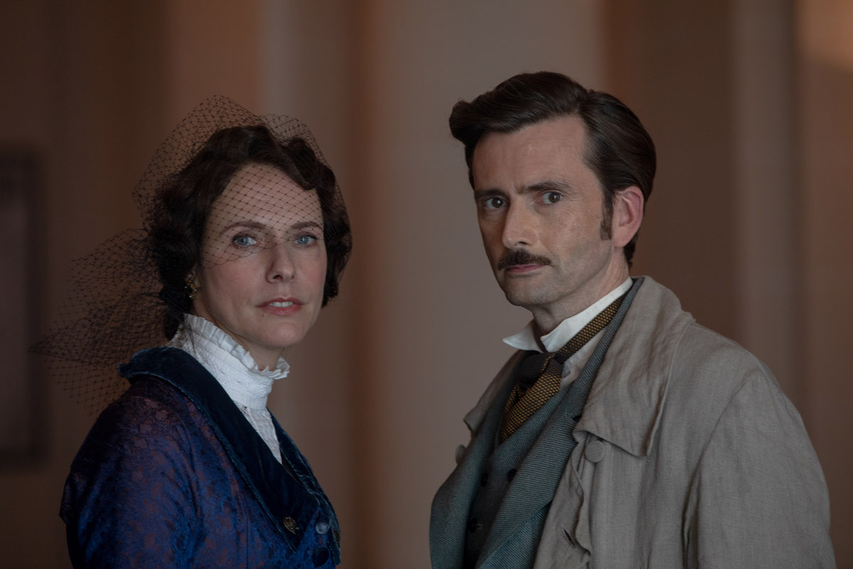 David Tennant and Dolly Wells in "Around the World in 80 Days (Photo: Credit: Courtesy of Joe Alblas - © Slim 80 Days / Federation Entertainment / Peu Communications / ZDF / Be-Films / RTBF (télévision belge) – 2021)