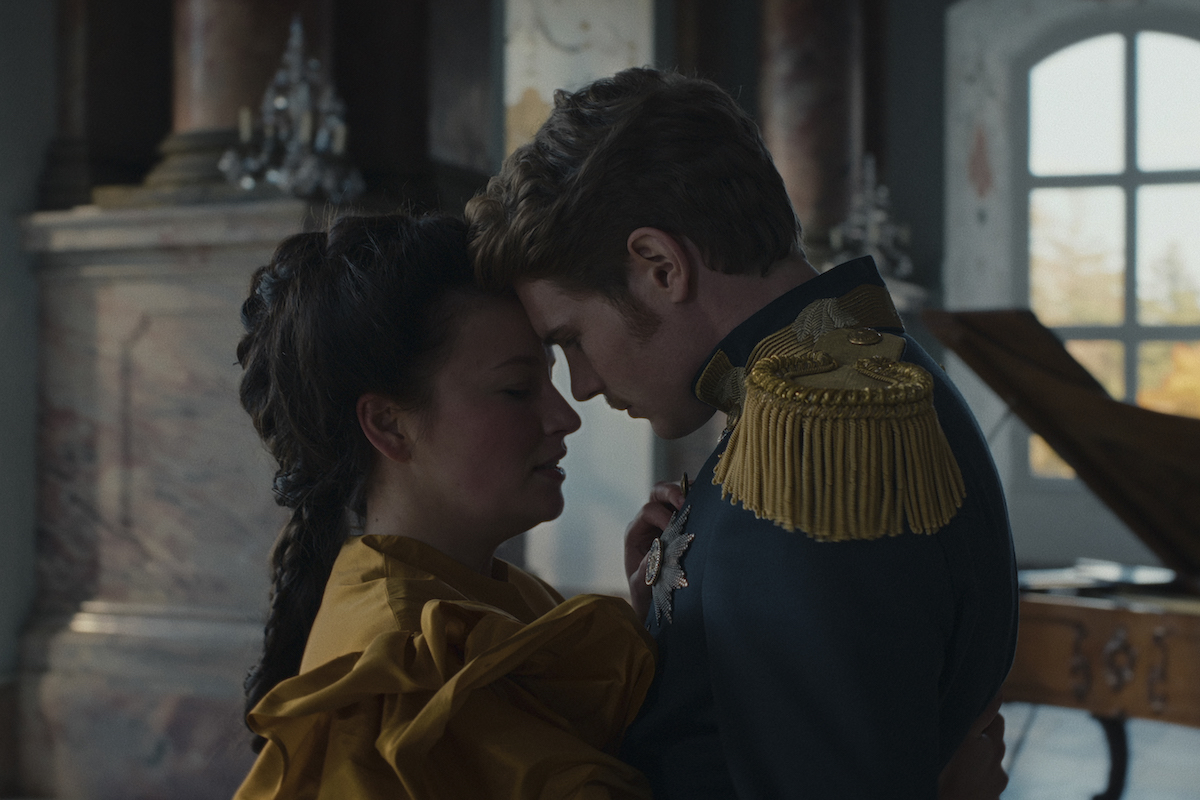 Devrim Lingnau and Philip Froissant, in "The Empress" (Photo: Netflix)