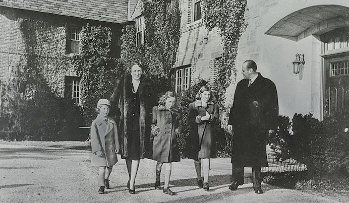 The Crown Prince and Princess and their family at Pooks Hill, 1942. National Archives of Norway, Creative Commons. 1942.