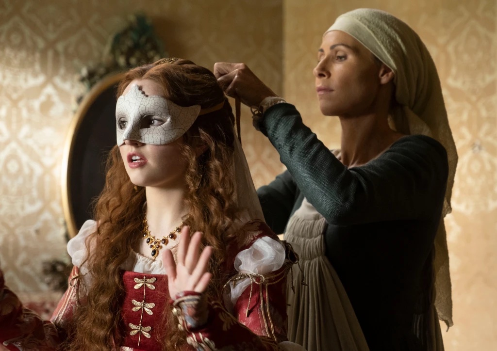 Kaitlyn Dever and Minnie Driver in "Rosaline" (Photo: Moris Puccio/20th Century Studios