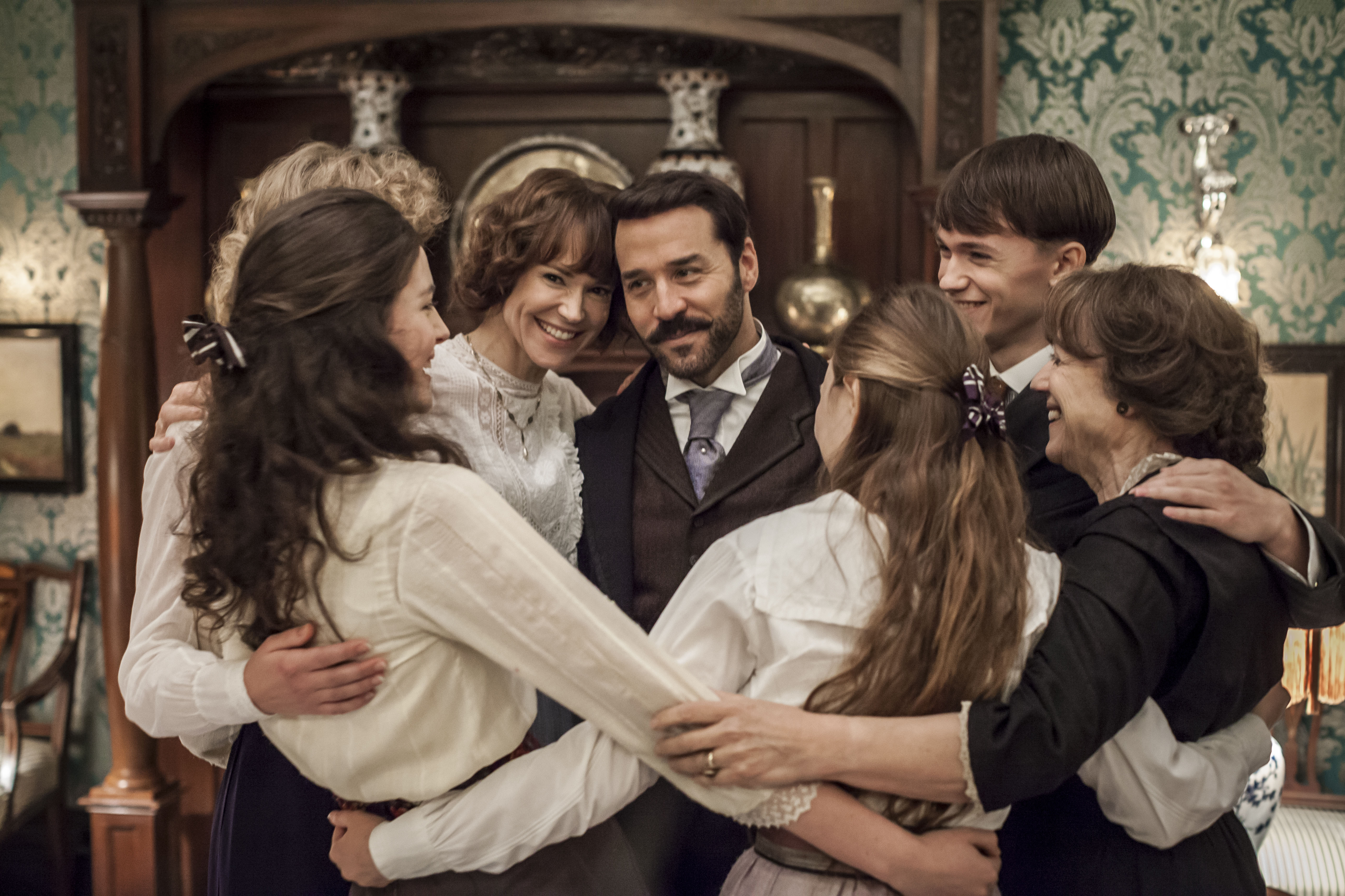 The Selfridge clan, looking suspiciously adorable and happy (Photo: ITV for Masterpiece)
