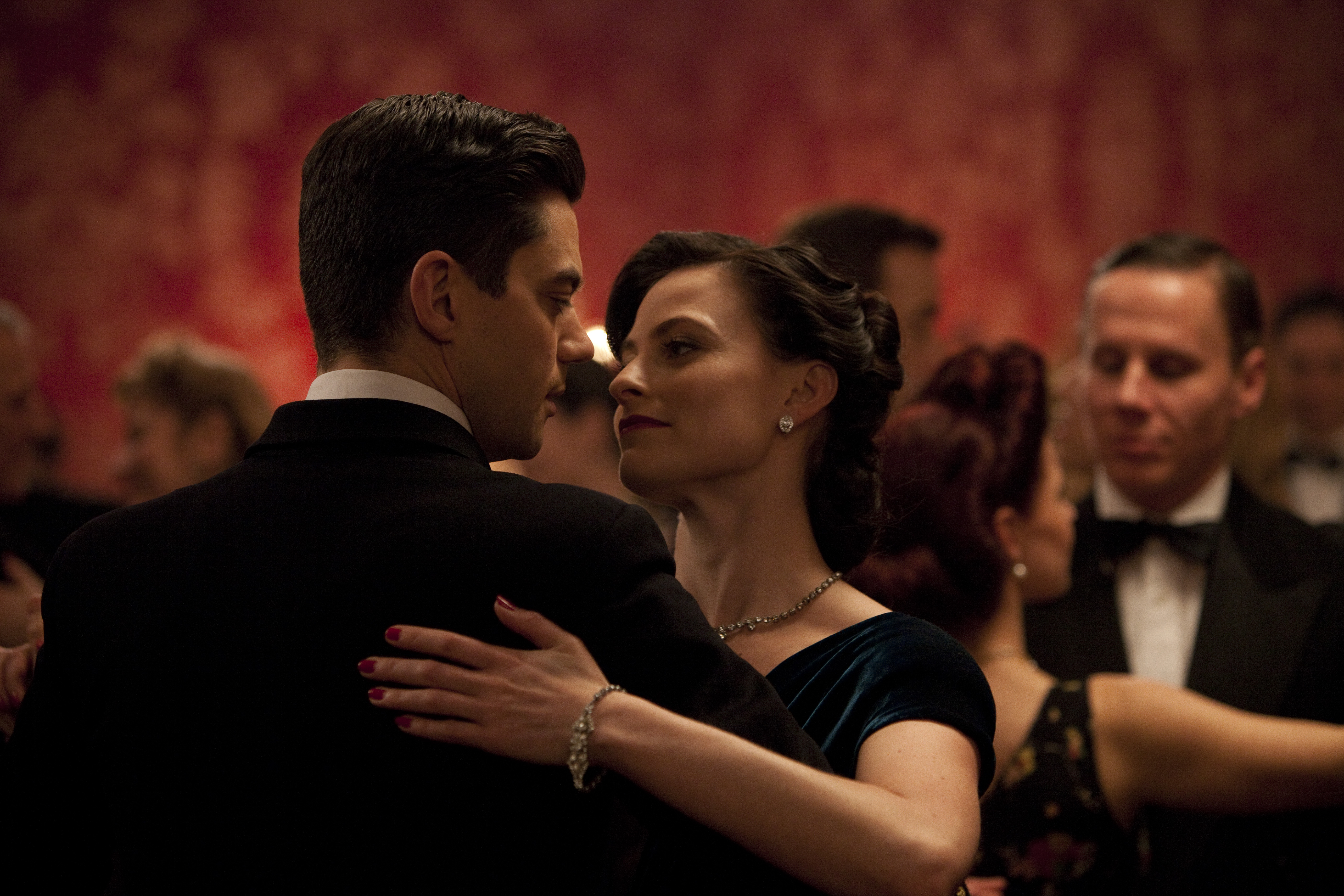 Dominic Cooper and Lara Pulver in Fleming: The Man Who Would Be Bond (Photo: © Ecosse/Sky Atlantic/BBC Worldwide)