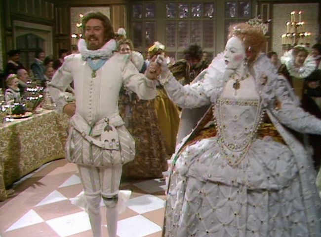 Robin Devereaux, Earl of Essex (Robin Ellis) and Elizabeth (Glenda Jackson) © BBC
