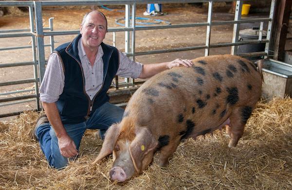 Elsie the pig and proud father-to-be/owner Chris.© Daisybeck Studios/Channel 5