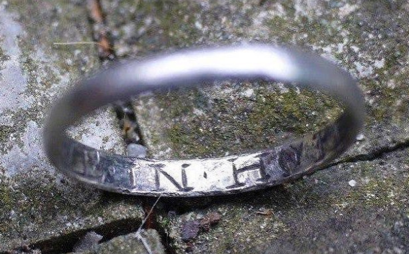 16th-17th century poesy ring. Lara Maiklem on Instagram @london.mudlark