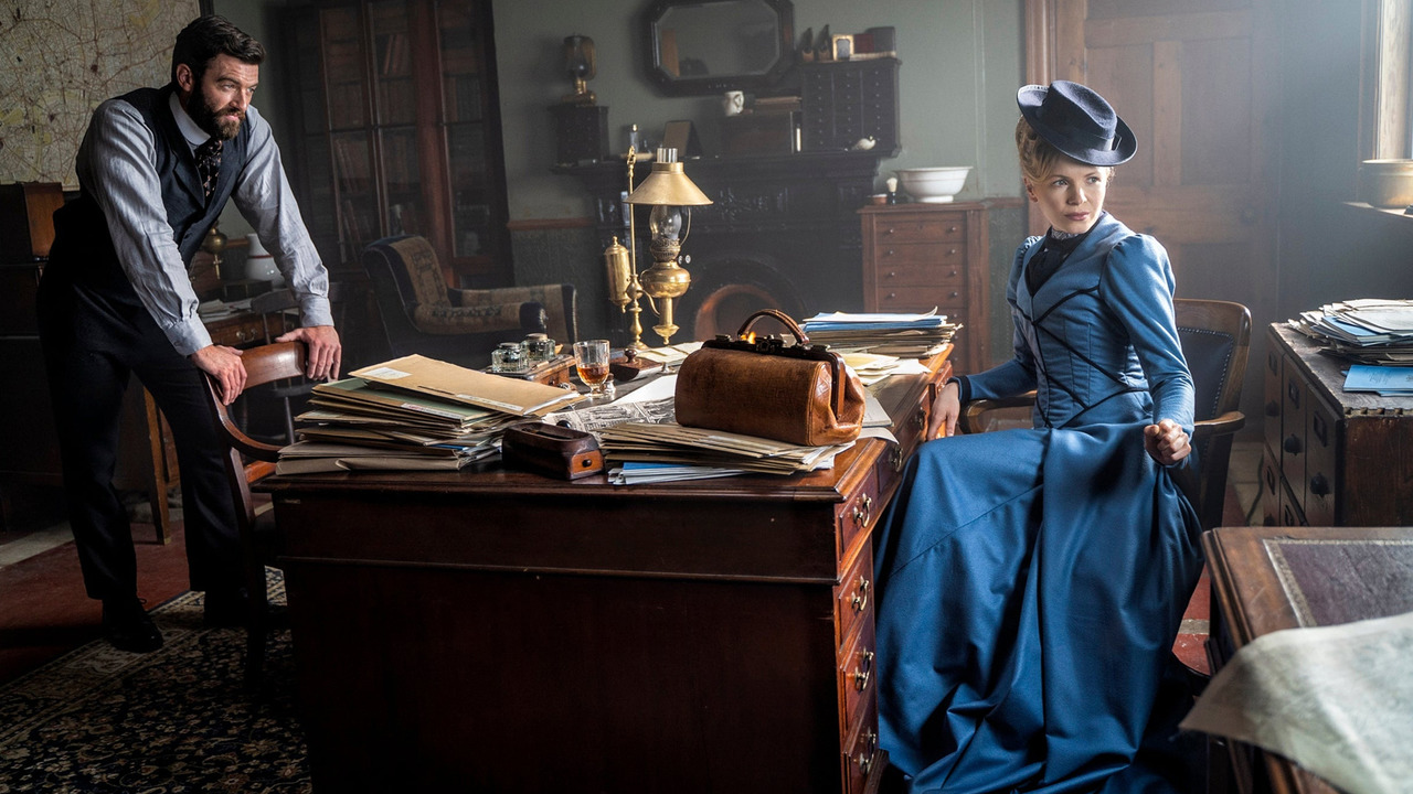 Kate Phillips and Stuart Martin in "Miss Scarlet and the Duke" (Photo: A&E International)