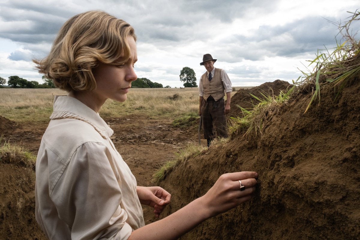 Edith Pretty (Carey Mulligan) and Basil Brown (Ralph Fiennes) (Photo: Netflix)