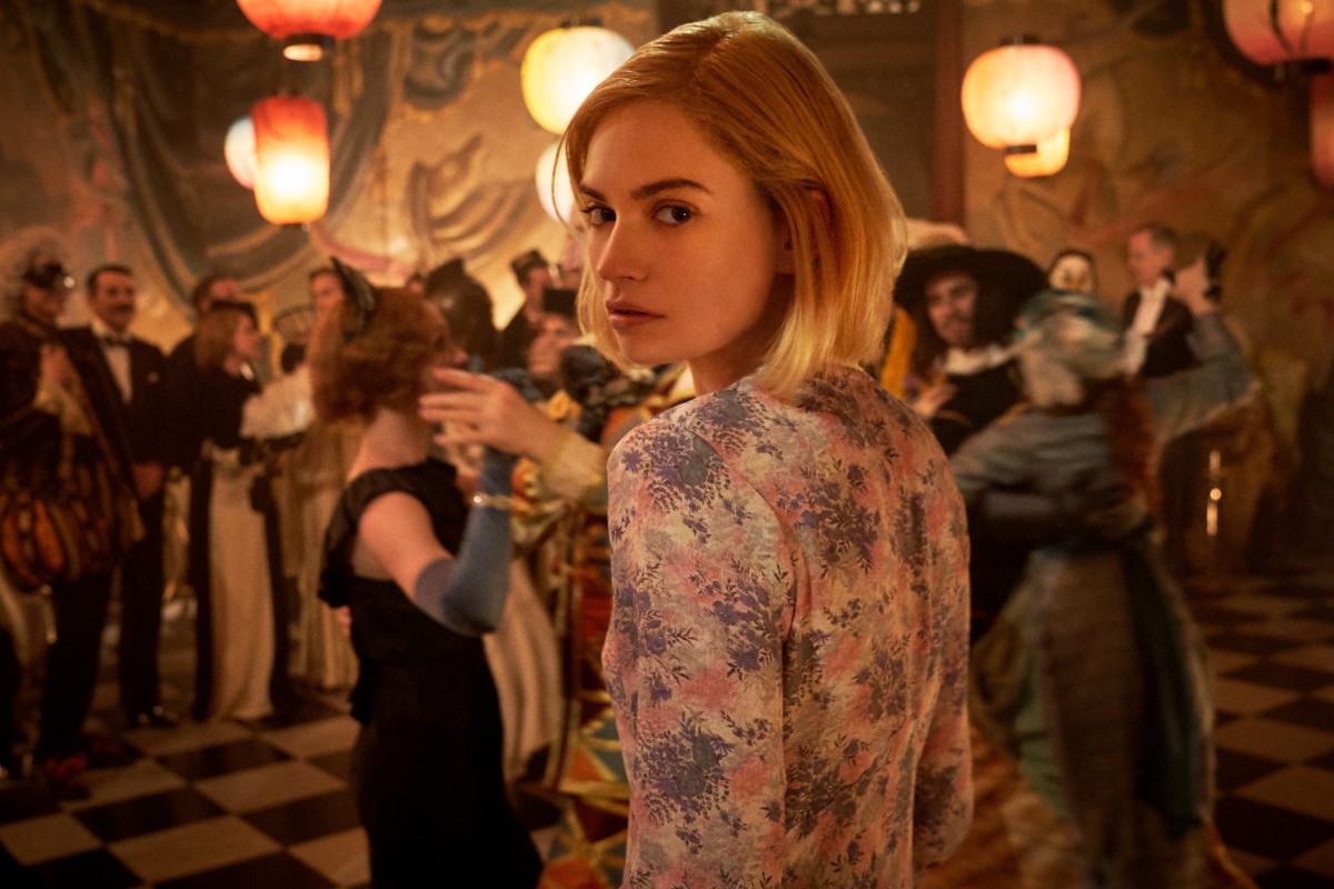 Mrs. de Winter (Lily James) at the costume ball. © Netflix