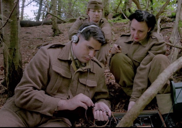 Samy Ali and Debbey Clitheroe set up their radio, watched by instructor Nicky Moffat. © Netflix