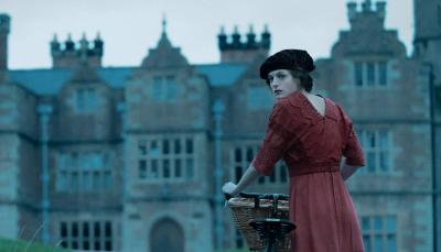 Emma Corrin in "Lady Chatterley's Lover" (Photo: Netflix)