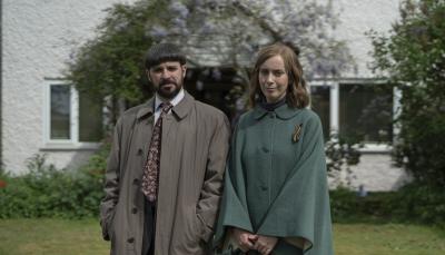 Simon Bird and Kate O'Flynn in "Everyone Else Burns" 