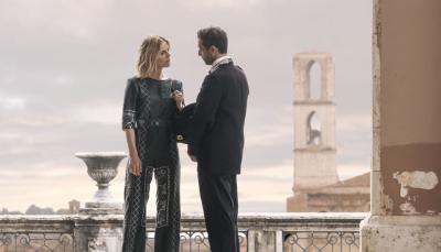Emilia Fox as Sylvia Fox and Giovanni Cirfiera as Capitano Riva stand on a balcony in Italy in Signora Volpe Season 1