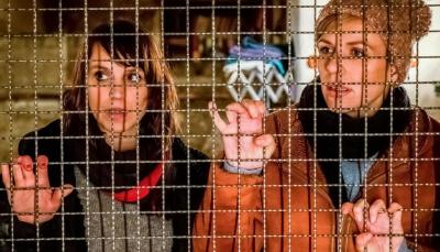 Caroline Erikson as Luna Kunath and Katrin Jaehne as Sophie Pohlmann are behind a wire fence in the German series SOKO Potsdam, renamed Luna + Sophie for Walter Presents