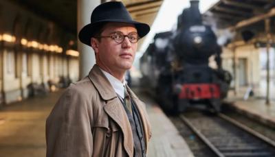 Johnny Flynn as Nicholas Winton getting on the train in 'One Life'
