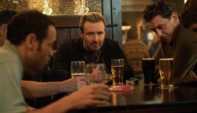 Ricci Mcleod as Pete, Emun Elliot as Don, James McArdle as Gal Dove, John Dagleish as Aitch, and Kyle Rowe as Larryon. at the pub in Sexy Beast Season 1