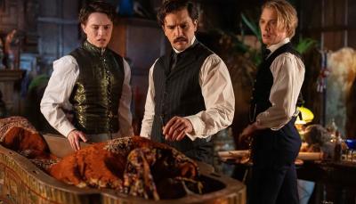 Colin Ryan as Monkhouse Lee, Kit Harington as Abercrombie Smith, and Freddie Fox as Edward Bellingham try to raise the dead in 'Lot No. 249'