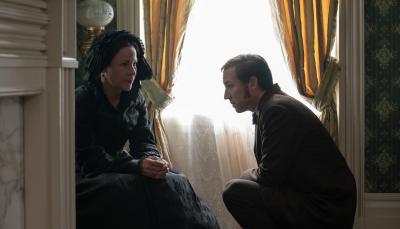  Lili Taylor and Tobias Menzies in "Manhunt"
