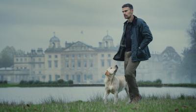 Theo James as The Duke of Halstead, Eddie Horniman with his dog in 'The Gentlemen' Season 1