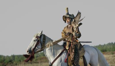 Hiroyuki Sanada as Yoshii Toranaga on the back of a horse with an eagle in Shogun