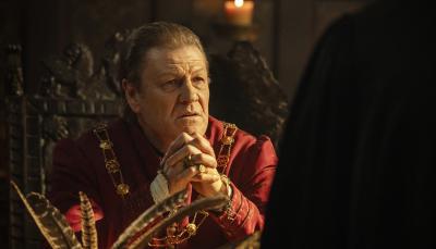 Sean Bean as Thomas Cromwell giving Shardlake his assignment in 'Shardlake'