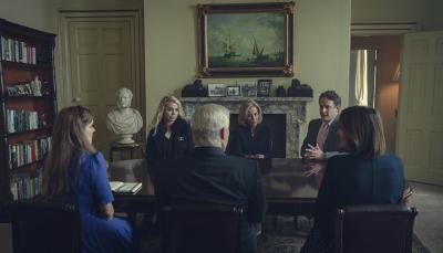 Billie Piper as Sam McAlister, Gillian Anderson as Emily Maitlis, Richard Goulding as Stewart Maclean, Charity Wakefield as Princess Beatrice, Rufus Sewell as Prince Andrew, and Keeley Hawes as Amanda Thirsk sit around the table in 'Scoop'