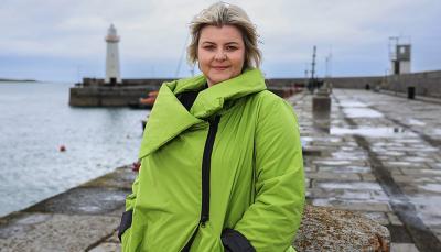 Tara Lynne O'Neill as Police Inspector Eve Dunlop by the sea in 'Hope Street' Season 4
