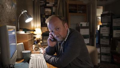 Toby Jones as Alan Bates on the phone in 'Mr Bates vs The Post Office' Episode 3
