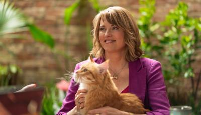 Lucy Lawless as Alexa Crowe with Zeppelin as Chowder the Cat in 'My Life Is Murder' Season 4
