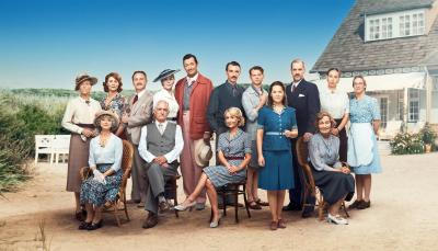 The Cast of Seaside Hotel