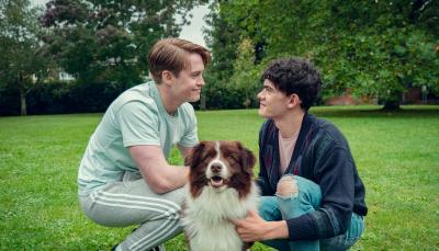 Kit Connor as Nick and Joe Locke as Charlie with their puppy in 'Heartstopper' Season 3