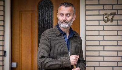 Hugh Dennis as Alan in 'The Couple Next Door' Season 1