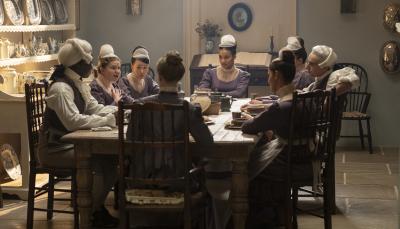 Gracie McGonigal as Hazel, Yerin Ha as Sophie Beckett, Oli Higginson as Footman John in Bridgerton Season 4