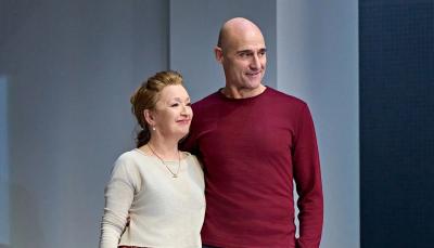 Mark Strong and Lesley Manville in "Oedipus"