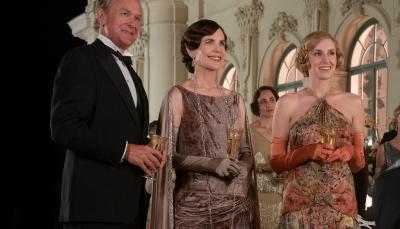  Hugh Bonneville and Elizabeth McGovern star as Robert and Cora Grantham and Laura Carmichael as Lady Edith Hexham in DOWNTON ABBEY: A New Era (Photo: Credit: Ben Blackall / © 2021 Focus Features, LLC)