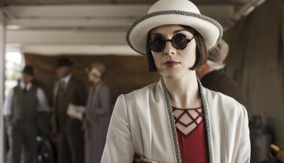 Racetrack chic looks super great on Lady Mary. (Photo:  Courtesy of Nick Briggs/Carnival Film & Television Limited 2015 for MASTERPIECE)