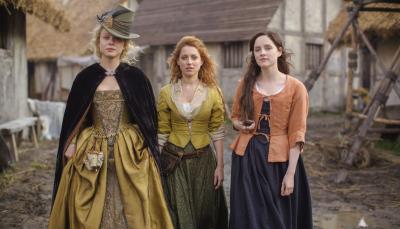 Sophie Rundle, Niamh Walsh and Naomi Battrick in "Jamestown". (Photo: © Carnival Film & Television Ltd. 2017)
