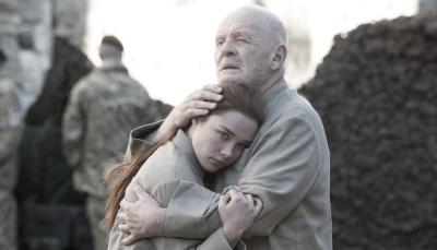 Anthony Hopkins and Florence Pugh in "King Lear" (Photo: Amazon Studios)