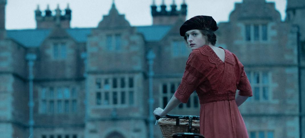 Emma Corrin in "Lady Chatterley's Lover" (Photo: Netflix)