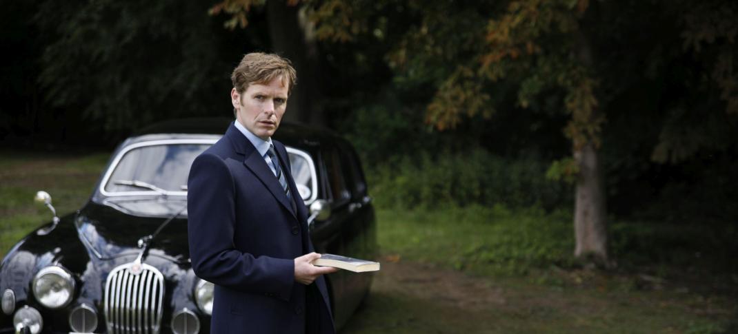 Shaun Evans as Endeavour Morse carrying a book to the crime scene in Endeavor Season 9