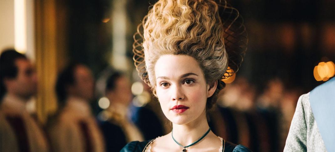 Emilia Schüle in "Marie Antoinette"