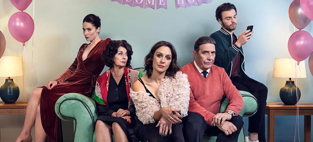 Siobhán Cullen as Caroline Sheridan, Pom Boyd as Bernie Sheridan, Roisin Gallagher as Shiv Sheridan, Ciarán Hinds as Tom Sheridan and Adam Richardson as Ant Sheridan at a homecoming party in 'The Dry's poster key art.