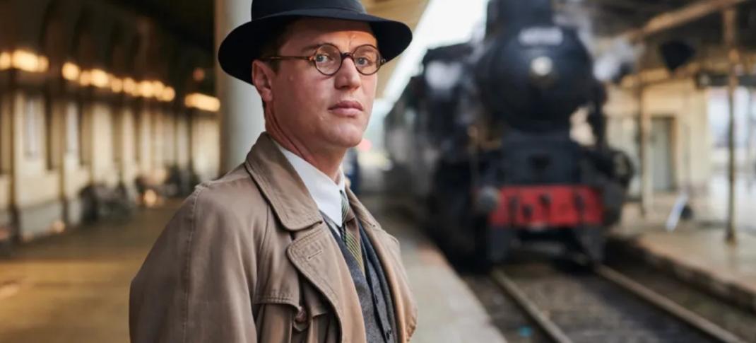 Johnny Flynn as Nicholas Winton getting on the train in 'One Life'